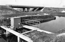 847485 Gezicht op het nieuwe viaduct in de S24, de Noordelijke Randweg Utrecht (NRU) bij de Maarssenbroeksedijk te ...